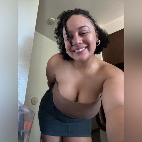 Profile Picture of Bianca Harrison (@bbcakes97) on Poshmark