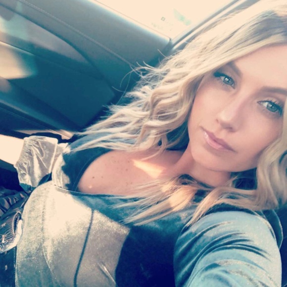 Profile Picture of Crystal Tryon (@crystaltryon) on Poshmark