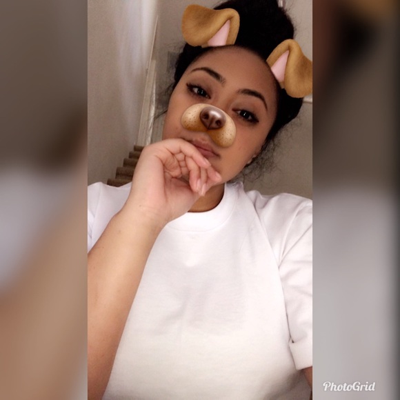 Profile Picture of Lorri Etuale (@lorrivictoria) on Poshmark