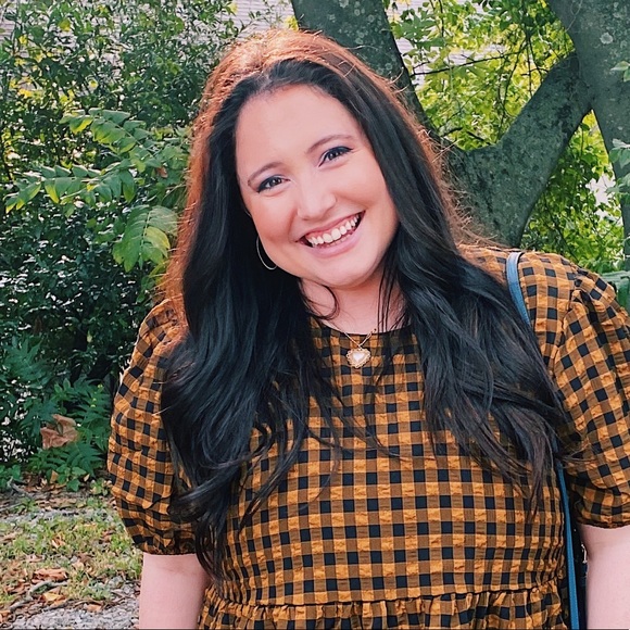 Profile Picture of Jillian Everett (@jillianeverett) on Poshmark