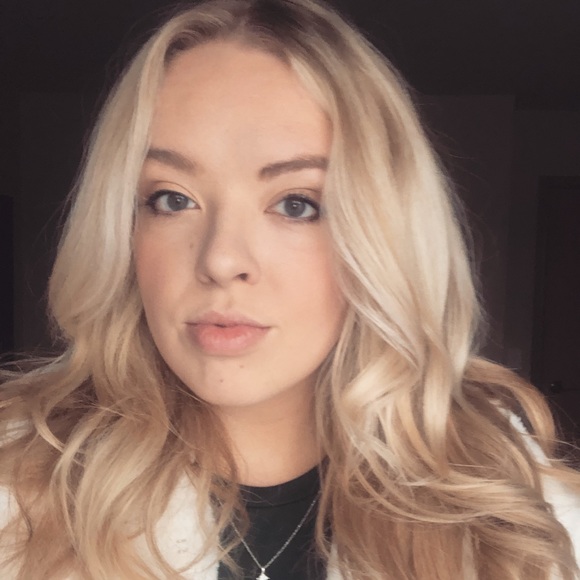 Profile Picture of Bailey Pfeifer (@bpfeifer10) on Poshmark