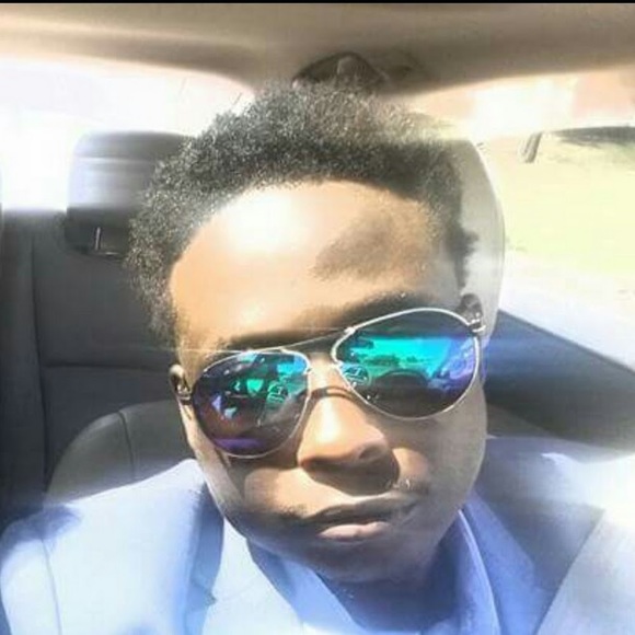 Profile Picture of Raymont Felder (@raymontfelder) on Poshmark