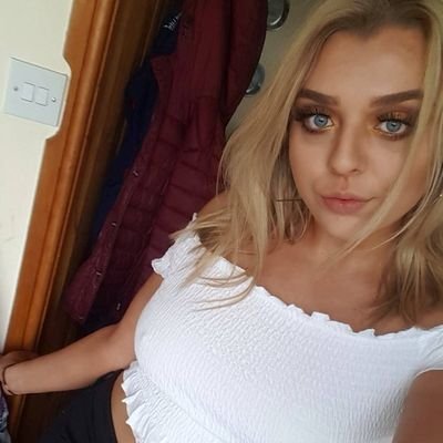Profile Picture of Hol (@HollyCurtis_) on Twitter