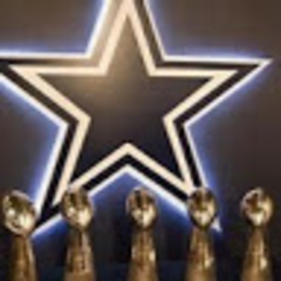 Profile Picture of Miles Wallace (@dopemias) on Poshmark