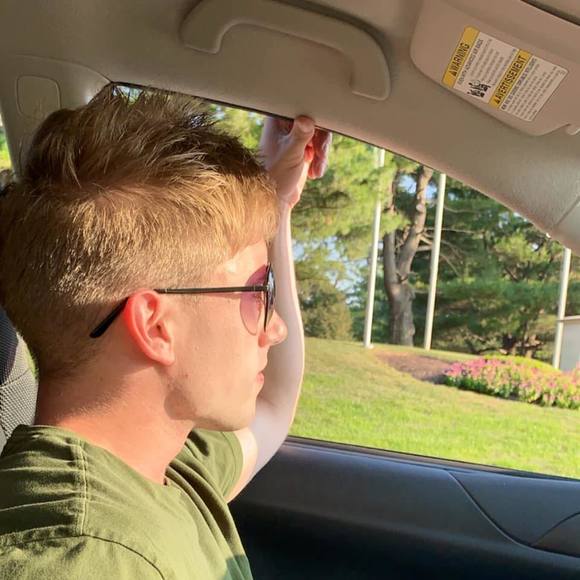 Profile Picture of Zach Hellings (@zhellings) on Poshmark