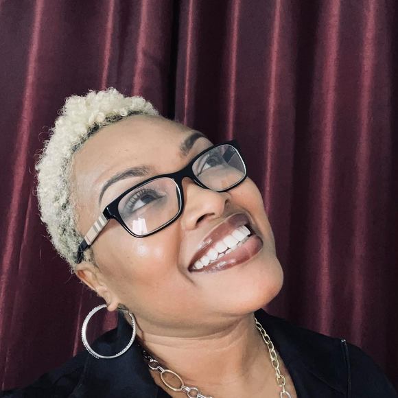 Profile Picture of Miriam Bates (@mz_bates) on Poshmark