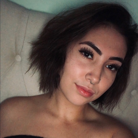 Profile Picture of Cassandra Young (@kazzie_y) on Poshmark