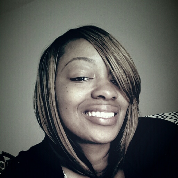 Profile Picture of Danielle Mitchell (@dan_nee) on Poshmark