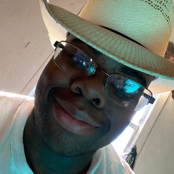 Profile Picture of Andrew Barrows (@andrewbarrows01) on Poshmark