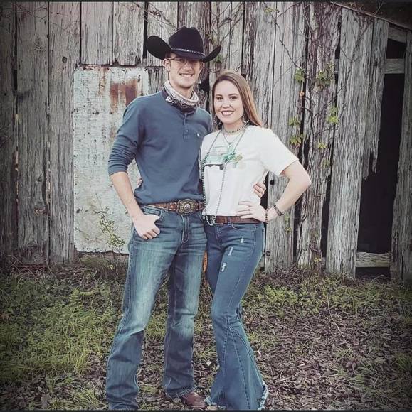 Profile Picture of Taylor Steele (@taylor262000) on Poshmark