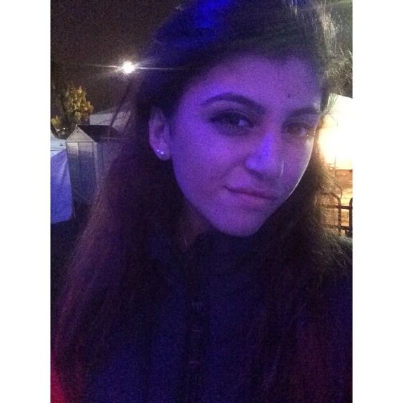 Profile Picture of Melenie Matian (@melenie15) on Poshmark