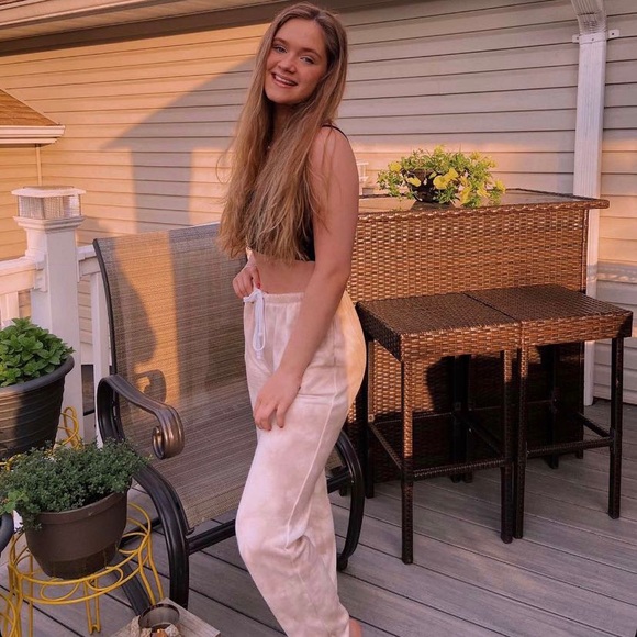Profile Picture of Anna Geisler (@annageisler) on Poshmark