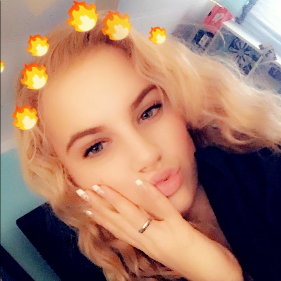 Profile Picture of Joeli Fabian (@jooeellii) on Poshmark