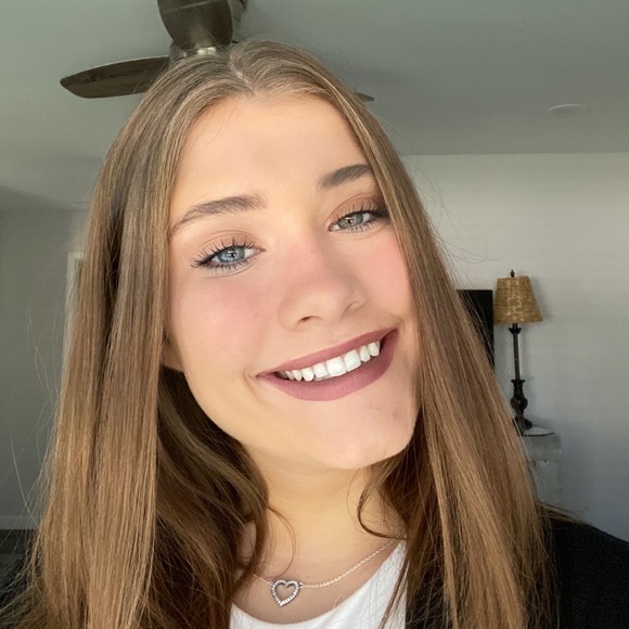Profile Picture of Hailleigh Pallett (@hailleigh_p) on Poshmark