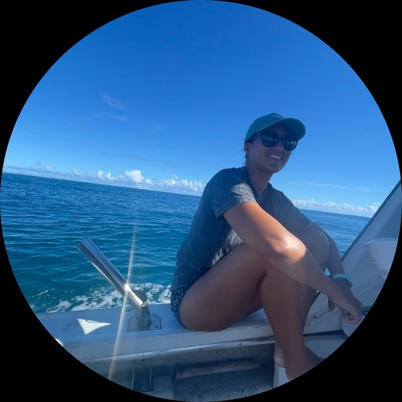 Profile Picture of Alexis Araw (@alexisaraw) on Poshmark