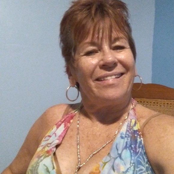 Profile Picture of Toni Reasbeck (@tonireasbeck214) on Poshmark
