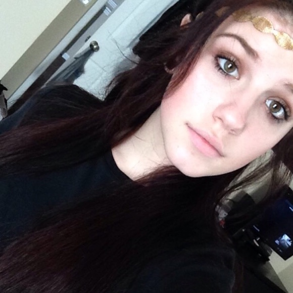 Profile Picture of Sam Davis (@samdavisx) on Poshmark