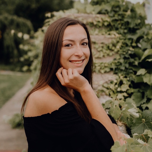 Profile Picture of Lauryn Vanloon (@lvanloon18) on Poshmark