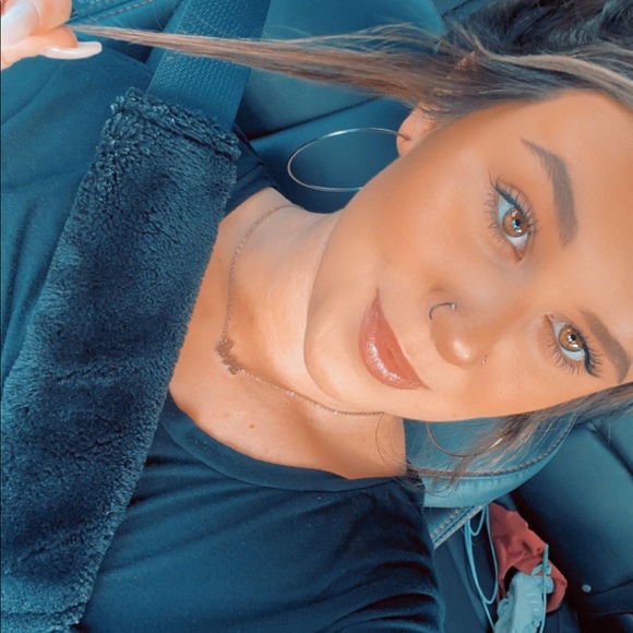 Profile Picture of Hannah Foster (@h_g_f13) on Poshmark