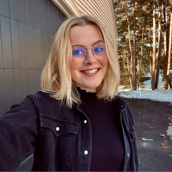 Profile Picture of Rebecca Bladecki (@rbladecki) on Poshmark