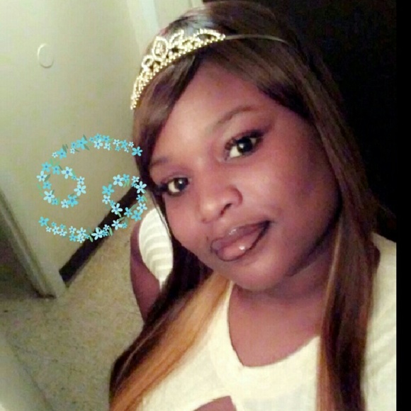 Profile Picture of Ashley Dent (@latoyacashout) on Poshmark