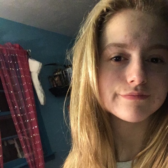 Profile Picture of Larissa Dubac (@larissadubac02) on Poshmark