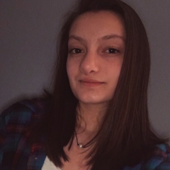 Profile Picture of Nina Perone (@ninperone) on Poshmark