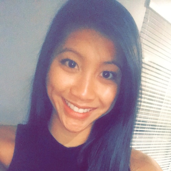 Profile Picture of Amanda Reinert (@amanda__k) on Poshmark