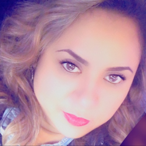 Profile Picture of Violeta Arcos (@violetaarcos19) on Poshmark