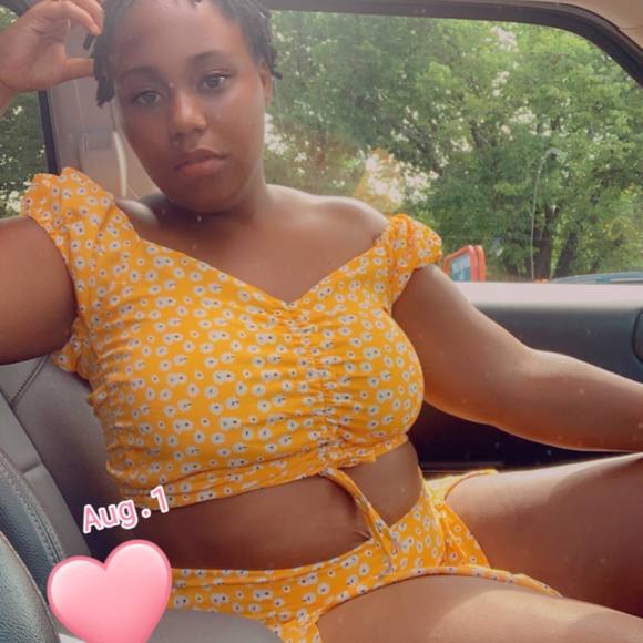 Profile Picture of Simone White (@jaenikee) on Poshmark