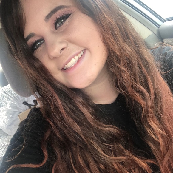 Profile Picture of Leah Leary (@leah_leary) on Poshmark