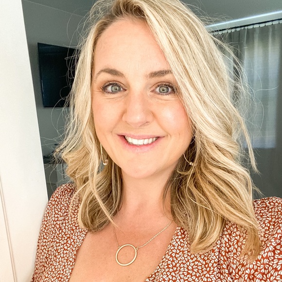 Profile Picture of Kelly Fleischhacker (@kellyzilar) on Poshmark