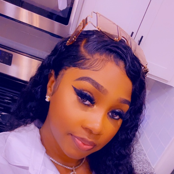 Profile Picture of Rhea Hunter (@hunterr865) on Poshmark