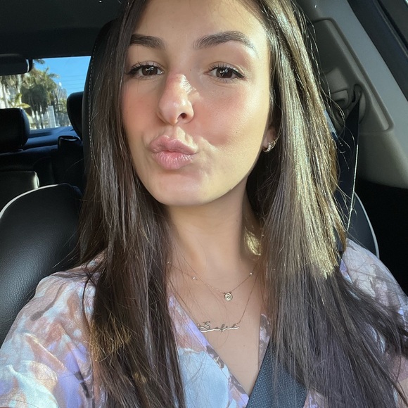 Profile Picture of Sofia Tobon (@sofytobon) on Poshmark