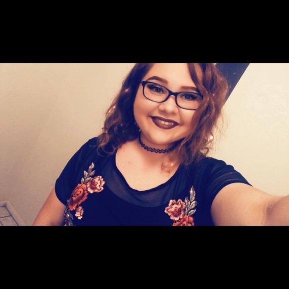 Profile Picture of Alyssa Pearson (@alyssapearson19) on Poshmark
