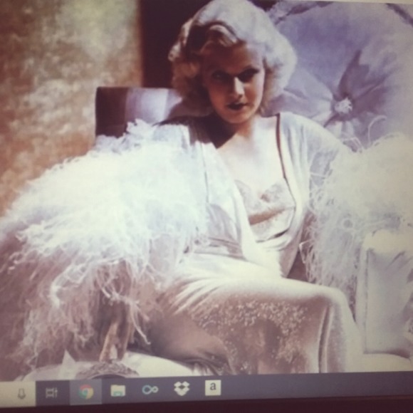 Profile Picture of Florence Quinn (@diveetcie) on Poshmark