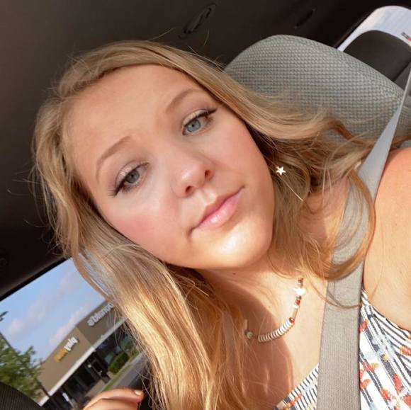 Profile Picture of Danielle O'connor (@daninicole2000) on Poshmark