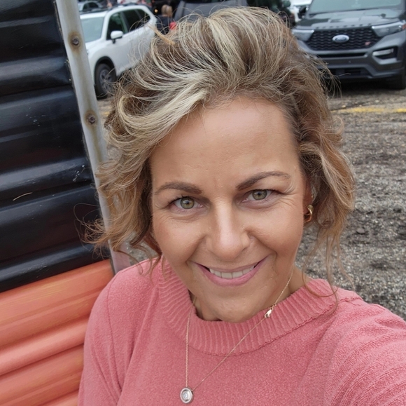 Profile Picture of Mandy Blevins (@mlb30s) on Poshmark