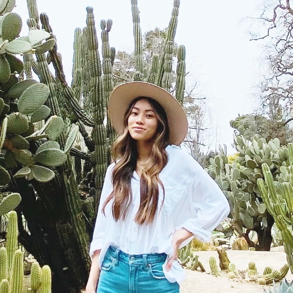 Profile Picture of Lyna Tran (@lynattran) on Poshmark