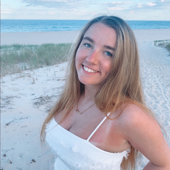 Profile Picture of Julianna Burns (@juliannaaburns) on Poshmark