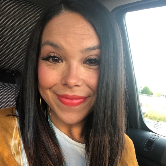 Profile Picture of Larissa Aaberg (@aklarissa) on Poshmark