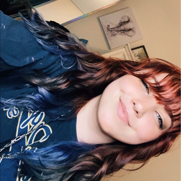 Profile Picture of Haylie Sonsthagen (@hsonsthagen) on Poshmark