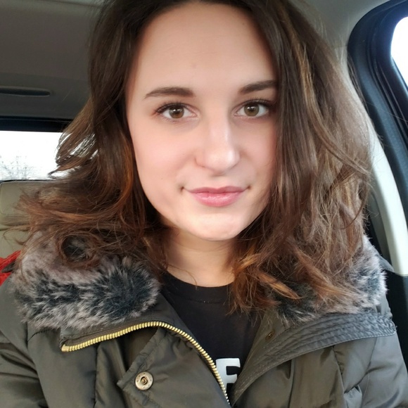 Profile Picture of Hannah Steele (@hannahlar1992) on Poshmark