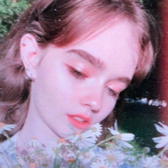 Profile Picture of Gregary Emily (@jjkrfghhg) on Poshmark