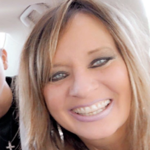 Profile Picture of Lisa Schiavi (@lisaschiavi) on Poshmark