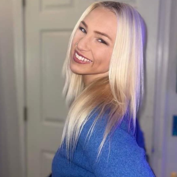 Profile Picture of Anna Benson (@arb1233) on Poshmark