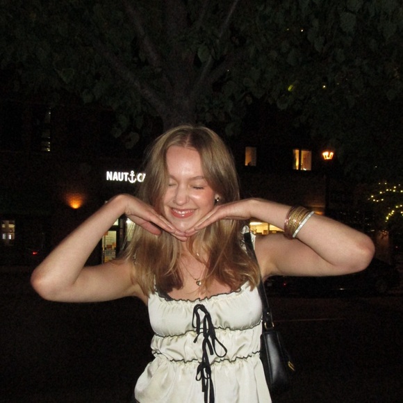 Profile Picture of Signe Jones (@signejones20) on Poshmark