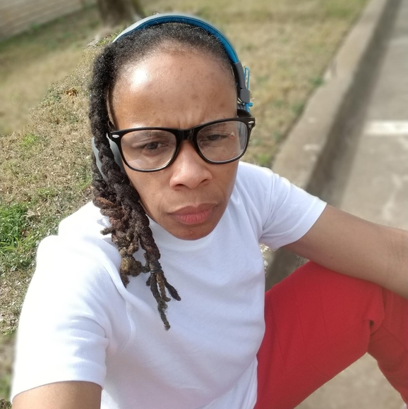 Profile Picture of Luvbug Lew (@only1teedah) on Poshmark
