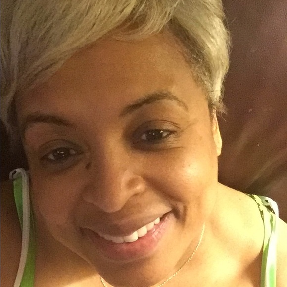 Profile Picture of Pamela Nipper (@pamelanipper) on Poshmark