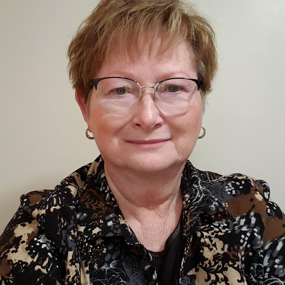 Profile Picture of Vicki Hansen (@vlhans75) on Poshmark